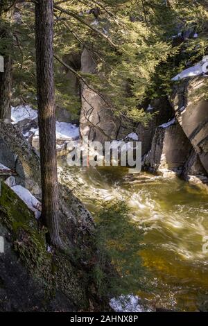 Il Westfield fiume scorre attraverso il Chesterfield Gorge nel West Chesterfield, Massachusetts Foto Stock