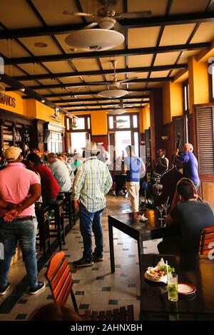 Fascia giocare nel ristorante. La Havana. Cuba Foto Stock