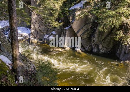 Il Westfield fiume scorre attraverso il Chesterfield Gorge nel West Chesterfield, Massachusetts Foto Stock