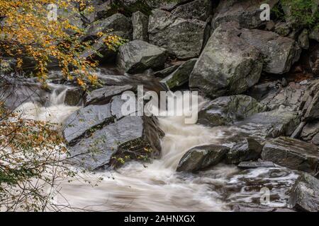 Il Westfield fiume scorre attraverso il Chesterfield Gorge nel West Chesterfield, Massachusetts Foto Stock