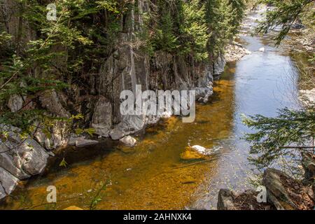 Il Westfield fiume scorre attraverso il Chesterfield Gorge nel West Chesterfield, Massachusetts Foto Stock