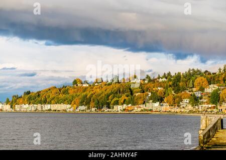 Una vista di condomini ad Alki Beach e il West Seattle skyline.
