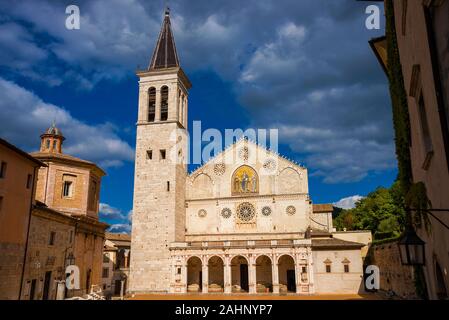 Il meraviglioso Duomo di Spoleto, un punto di riferimento della città completato nel XIII secolo con le nuvole sopra Foto Stock