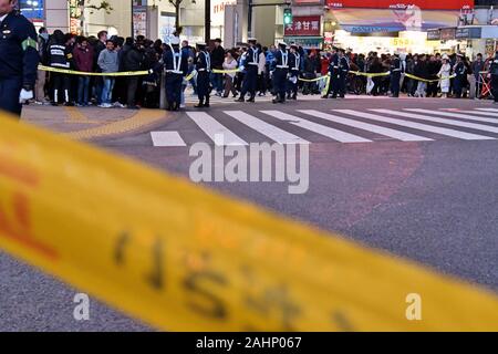 Tokyo, Giappone. 31 Dic, 2019. Gli stati di Tokyo Metropolitan Police Department e servizio di sicurezza azienda guardia intorno al quartiere Shibuya shopping street a Tokyo in Giappone su Martedì, 31 dicembre 2019. Foto di Keizo Mori/UPI Credito: UPI/Alamy Live News Foto Stock