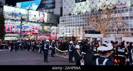 Tokyo, Giappone. 31 Dic, 2019. Gli stati di Tokyo Metropolitan Police Department e servizio di sicurezza azienda guardia intorno al quartiere Shibuya shopping street a Tokyo in Giappone su Martedì, 31 dicembre 2019. Foto di Keizo Mori/UPI Credito: UPI/Alamy Live News Foto Stock