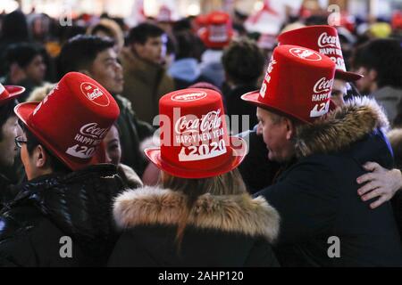 Tokyo, Giappone. 1a gen, 2020. Persone celebrano il nuovo anno 2020 all incrocio di Shibuya di Tokyo. Ogni anno migliaia di persone vengono a Shibuya celebre in tutto il mondo e iconico intersezione di attendere e di celebrare il prossimo anno nuovo. Quest'anno, le autorità locali vietato bere alcool durante la celebrazione in Shibuya strade per evitare problemi di vandalismo. Credito: Rodrigo Reyes Marin/ZUMA filo/Alamy Live News Foto Stock