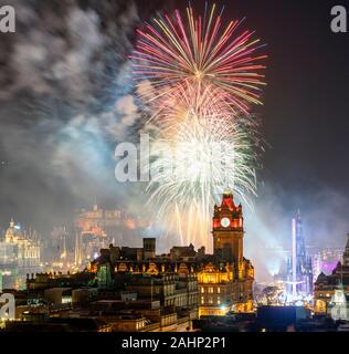 Edimburgo, Scozia, Regno Unito. 31 dic 2019. Fireworks display sopra il castello di Edimburgo all'inizio di Edimburgo il famoso Hogmanay party. Iain Masterton/Alamy Live News Foto Stock