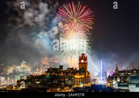 Edimburgo, Scozia, Regno Unito. 31 dic 2019. Fireworks display sopra il castello di Edimburgo all'inizio di Edimburgo il famoso Hogmanay party. Iain Masterton/Alamy Live News Foto Stock