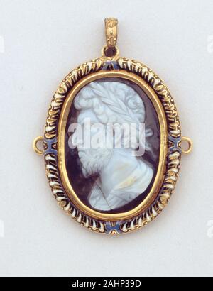 Hat Badge con un cammeo di una testa di laureate. 1500-1599. Italia settentrionale. L'agata, oro e smalto Foto Stock