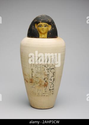 Antica egiziana. Vaso canopi del sorvegliante dei costruttori di Amon, Amenhotep. 1427 BC-1400 BC. Egitto. la terracotta e il pigmento durante il processo di mummificazione, fegato, polmoni, stomaco e intestino sono stati rimossi dal corpo mummificato separatamente e memorizzati nella tomba in quattro navi, chiamato vasi canopi. Ciascun organo è stata posta sotto la protezione di una divinità la cui testa spesso appare sul tappo del vaso, tuttavia la testa su questo vaso raffigura il defunto uomo, chiamato Amunhotep, per la quale era stato fatto. Amunhotep ha tenuto un importante processo civile come un sorvegliante di imprese edili involv Foto Stock