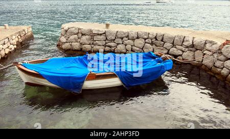 Vecchia barca al molo nel fiordo di cattaro montenegro Foto Stock