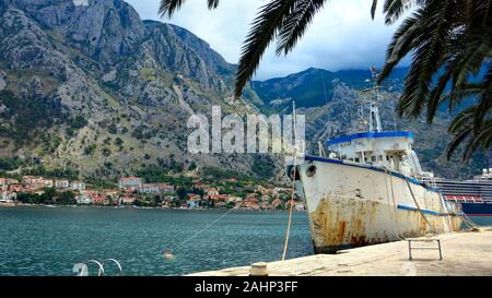 Vecchia barca al molo nel fiordo di cattaro montenegro Foto Stock