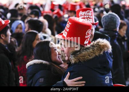 Tokyo, Giappone. 1a gen, 2020. Persone celebrano il nuovo anno 2020 all incrocio di Shibuya di Tokyo. Ogni anno migliaia di persone vengono a Shibuya celebre in tutto il mondo e iconico intersezione di attendere e di celebrare il prossimo anno nuovo. Quest'anno, le autorità locali vietato bere alcool durante la celebrazione in Shibuya strade per evitare problemi di vandalismo. Credito: Rodrigo Reyes Marin/ZUMA filo/Alamy Live News Foto Stock