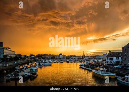 Weymouth harbour tramonto sul fiume Wey barche e sul lato del porto case colorate e pub, Weymouth Dorset,,l'Inghilterra,uk,GB Foto Stock