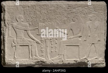 Antica egiziana. Stela di Thenti Nefert e. 2524 BC-2400 BC. L'Egitto. Calcare questo frammento raffigura il giudice e scrivano Thenti seduto di fronte a sua moglie. Suo figlio, denominata anche Thenti, sorge a destra e la sua nipote, chi è succhiare il suo dito, sorge nella parte più a sinistra. Il testo geroglifico elenca i titoli che Thenti detenute e invoca la divinità per dare un migliaio di offerte funerarie a lui nella vita ultraterrena. Foto Stock