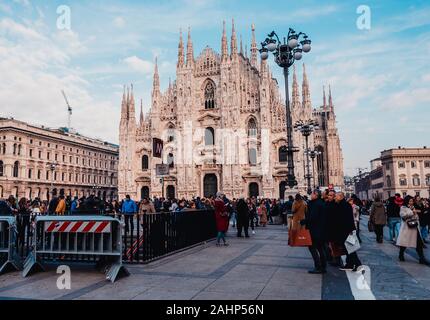 Milano città nel tempo di Natale 2019 , in piazza Duomo in una bella giornata di sole Foto Stock