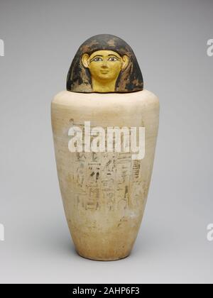 Antica egiziana. Vaso canopi del sorvegliante dei costruttori di Amon, Amenhotep. 1427 BC-1400 BC. Egitto. la terracotta e il pigmento durante il processo di mummificazione, fegato, polmoni, stomaco e intestino sono stati rimossi dal corpo mummificato separatamente e memorizzati nella tomba in quattro navi, chiamato vasi canopi. Ciascun organo è stata posta sotto la protezione di una divinità la cui testa spesso appare sul tappo del vaso, tuttavia la testa su questo vaso raffigura il defunto uomo, chiamato Amunhotep, per la quale era stato fatto. Amunhotep ha tenuto un importante processo civile come un sorvegliante di imprese edili involv Foto Stock