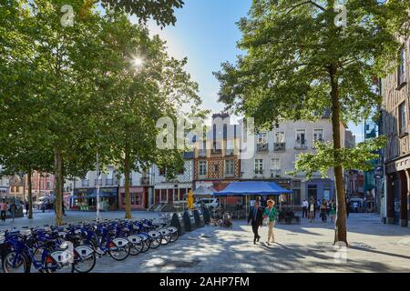 Immagine di Place Saint Anne con city biciclette a noleggio a Rennes, Brittany, Francia. Rennes è la capitale della Bretagna e una popolare destinazione turistica. Foto Stock