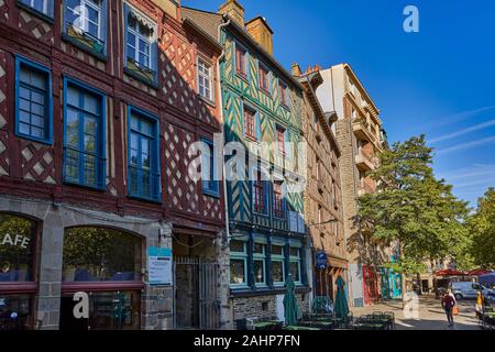 Immagine del graticcio edifici su Rue aux Foulons, Rennes, Brittany, Francia. Rennes è la capitale della Bretagna e una popolare destinazione turistica. Foto Stock