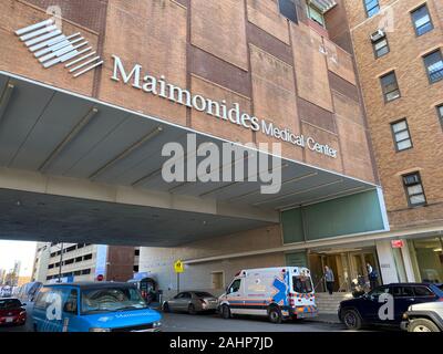 Ingresso principale al Maimonides Medical Center sulla 10th Avenue nel quartiere Borough Park di Brooklyn, New York. Foto Stock