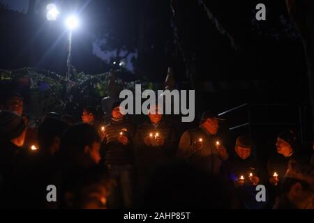 Kathmandu, Nepal. 31 Dic, 2019. Popolo nepalese festeggia accendendo la luce di una candela alla visita di benvenuto, Nepal. , . (Foto di Subash Shrestha che/Pacific Stampa) Credito: Pacific Press Agency/Alamy Live News Foto Stock