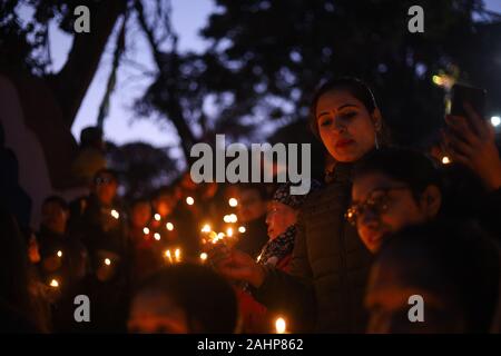 Kathmandu, Nepal. 31 Dic, 2019. Le donne nepalesi illuminazione a lume di candela alla visita di benvenuto, Nepal. , . (Foto di Subash Shrestha che/Pacific Stampa) Credito: Pacific Press Agency/Alamy Live News Foto Stock