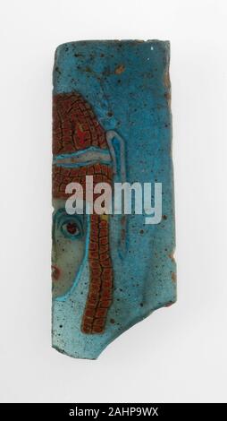 Antica egiziana. Frammento di un intarsio raffigurante una maschera del teatro. 100 BC-100 DC. L'Egitto. Vetro mosaico di vetro tecnica questo metà volto di una donna o maschera teatrale è stata fatta da un fascio di decine di vetro colorato di aste che sono state fuse insieme. Il risultante bar o canna di vetro è stato poi scaldato e distesa, così da miniaturizzare il pattern. Fette di canna da zucchero sono state poste a coppie simmetriche a formare un volto completo. Tali inserti mobili abbelliti, scatole e Santuari domestici agli dèi. Foto Stock