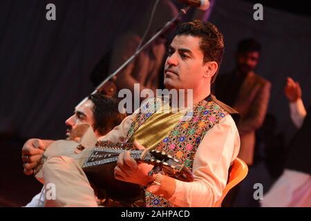 Quetta, Pakistan. 31 Dic, 2019. QUETTA, Pakistan. Jan 01-2020: Artista Shedai eseguendo il Pashto tradizionale elemento musicale rabab durante il nuovo anno celebrazione spettacolo musicale a segnalatori acustici Askari Park. Organizzato dalla vasta comunicazione. (Foto di Din Muhammad Watanpaal/Pacific Stampa) Credito: Pacific Press Agency/Alamy Live News Foto Stock