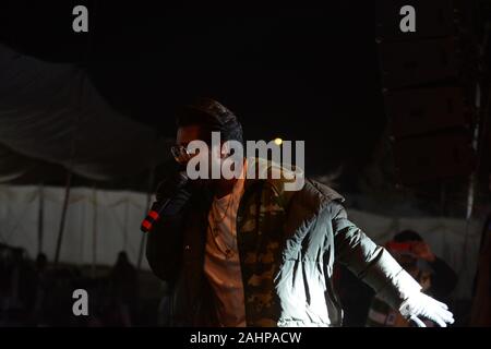 Quetta, Pakistan. 31 Dic, 2019. QUETTA, Pakistan. Jan 01-2020: famoso cantante pakistano Asim Azhar eseguendo la canzone durante il nuovo anno celebrazione spettacolo musicale a segnalatori acustici Askari Park. Organizzato dalla vasta comunicazione. (Foto di Din Muhammad Watanpaal/Pacific Stampa) Credito: Pacific Press Agency/Alamy Live News Foto Stock