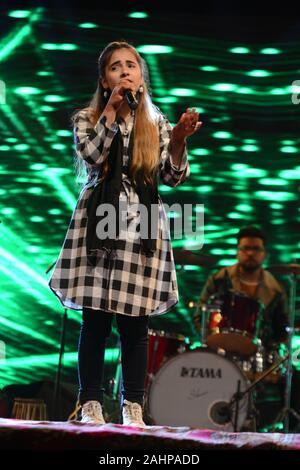 Quetta, Pakistan. 31 Dic, 2019. QUETTA, Pakistan. Jan 01-2020: singer urooj patima eseguendo la canzone durante il nuovo anno celebrazione spettacolo musicale a segnalatori acustici Askari Park. Organizzato dalla vasta comunicazione. (Foto di Din Muhammad Watanpaal/Pacific Stampa) Credito: Pacific Press Agency/Alamy Live News Foto Stock