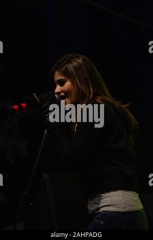 Quetta, Pakistan. 31 Dic, 2019. QUETTA, Pakistan. Jan 01-2020: famoso cantante pakistano afshan fawad eseguendo la canzone durante il nuovo anno celebrazione spettacolo musicale a segnalatori acustici Askari Park. Organizzato dalla vasta comunicazione. (Foto di Din Muhammad Watanpaal/Pacific Stampa) Credito: Pacific Press Agency/Alamy Live News Foto Stock