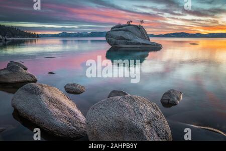 Bonsai Rock Tramonto sul lago Tahoe Foto Stock