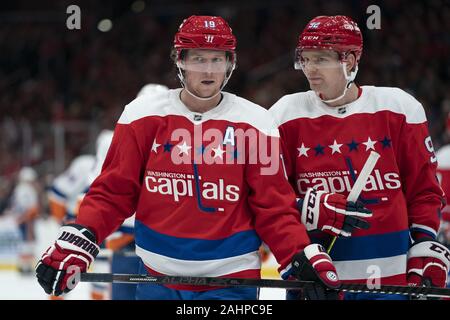 Washington, Stati Uniti. 31 Dic, 2019. Washington centro capitelli Nicklas Backstrom (19) e il centro di Evgeny Kuznetsov (92) parlare dopo un arresto in gioco durante il secondo periodo come i capitelli riprodurre il New York isolani a capitale una Arena in Washington, DC Martedì, Dicembre 31, 2019. Capitali di Washington finire il decennio come winningest squadra in NHL con 465 vince a partire dal 2010. Foto di Alex Edelman/UPI Credito: UPI/Alamy Live News Foto Stock