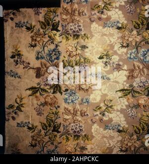 Anna Maria Garthwaite (designer). Pannello. 1734-1754. In Inghilterra. Seta, ad armatura a tela con fili di trama in posizione di flottazione di fronte twill intrecci di legame secondario orditi e complementare di trame brocading; due pannelli collegati Foto Stock