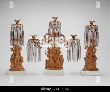Cornelio e società (produttore). Girandoles. 1848-1851. Philadelphia. In bronzo dorato, marmo, vetro girandoles dorato ornata di innumerevoli parlor mantelpieces e tabelle nella metà del XIX secolo di case americane. Questi particolari girandoles fare riferimento a James Fenimore Cooper nel ultimo dei Mohicans, che racconta la tragica storia di Mohawks e il loro tentativo di salvataggio di una giovane donna bianca rapiti da un rinnegato Huron. I candelabri centrale mostra il capo di Chingachgook seduto su un registro, accanto a Natty Bumppo, che egli ha risuscitato all'adolescenza. Dietro di loro si erge Chingachgook del figlio Unicas. Questi tre, insieme con i principali D Foto Stock