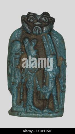 Antica egiziana. Amulet della triade tebana, Amon, Mut e Khonsu. 664 BC-332 BC. L'Egitto. Faience Foto Stock