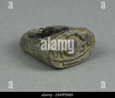 Antica egiziana. Anello del dio del sole Ra nella sua corteccia di essere adorato da babbuini. 1550 BC-1186 BC. L'Egitto. In steatite Foto Stock