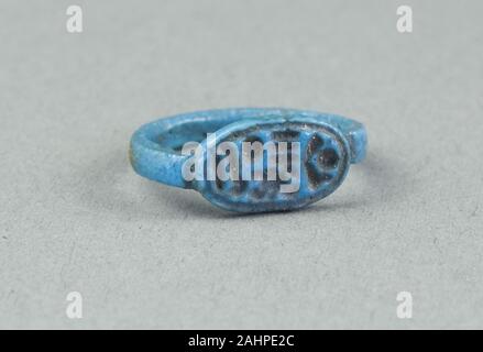 Antica egiziana. Anello da dito con il nome del trono del re Horemheb. 1323 BC-1295 BC. L'Egitto. Faience Foto Stock