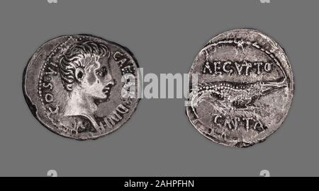 Antico romano. Denario (moneta) raffigurante Ottaviano. 28 BC. Impero Romano. Argento ritratti di persone importanti che compaiono sulla valuta locale in tutto il mondo. Lo stesso era vero nella Roma antica, che ha iniziato a produrre la sua prima moneta alla fine del IV secolo A.C. Inizio monete raffigurati i capi di dei e dee sul lato anteriore, spesso nel profilo, mentre il retro raffigurati animali, risorse naturali, simboli e riferimenti a eventi storici. Non è stato fino al 44 A.C. che il ritratto di una persona viva-Julius Caesar-apparve sulle monete. Successivamente, il profilo di ritratti dei sovrani o di altri membri del Foto Stock