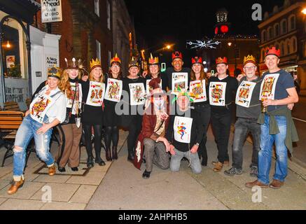 Bridport, Dorset, Regno Unito. Il 31 dicembre 2019. Festaioli in abito di fantasia come carte da gioco Vigilia di Capodanno in Bridport nel Dorset. Credito Foto: Graham Hunt/Alamy Live News Foto Stock