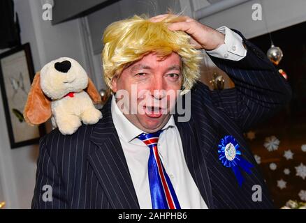 Bridport, Dorset, Regno Unito. Il 31 dicembre 2019. Reveller in abito di fantasia come Boris Johnson Vigilia di Capodanno in Bridport nel Dorset. Credito Foto: Graham Hunt/Alamy Live News Foto Stock