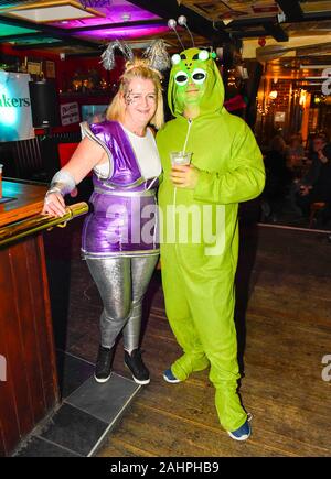 Bridport, Dorset, Regno Unito. Il 31 dicembre 2019. Festaioli in fancy dress Vigilia di Capodanno in Bridport nel Dorset. Credito Foto: Graham Hunt/Alamy Live News Foto Stock