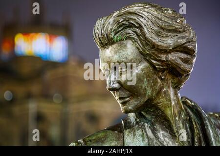 La nonna e il bambino alla scultura alla piazza della cattedrale, Blackburn. Situato di fronte Blackburn stazione ferroviaria Foto Stock