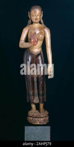 Dea Tara con la mano in gesto di rassicurazione (Abhayamudra). 1401-1500. Valle di Kathmandu. Legno e pigmenti Foto Stock