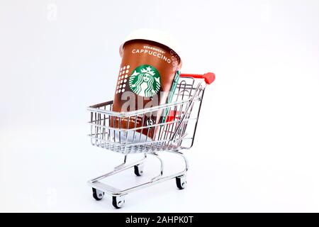 Starbucks tazza Cappuccino con la paglia. Starbucks è un american coffee company e coffee house catena Foto Stock