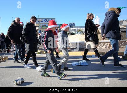 (191231) -- PRIMOSTEN (Croazia), 31 dic. 2019 (Xinhua) -- la gente trascinare le cose in metallo per fare rumori durante la vigilia di Capodanno celebrazioni in Primosten, Croazia, a Dic. 31, 2019. Questo è un tradizionale consuetudine di dire addio al passato anno. (Dusko Jaramaz/Pixsell via Xinhua) Foto Stock