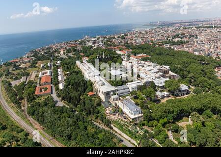 Istanbul, Turchia - Giugno 9, 2013; Istanbul foto aerea, 1500 piedi riprese da elicottero. Vista della penisola storica, il palazzo di Topkapi, Parco Gulhane Hagi Foto Stock