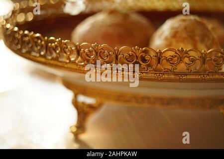 Gingerbread cookies in lamina dorata con un scolpito sul lato modellato. Foto Stock