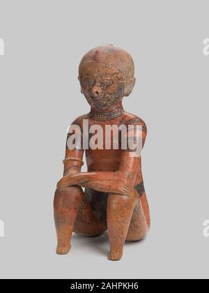 Nayarit. La figura di un capo clan seduti. 100 A.C. - 250 D.C. Nayarit. Ceramica e pigmento di grandi figure di terracotta sono state fatte per accompagnare i resti di alto rango di persone in Occidente antiche tombe messicana. Le figure sono spesso trovati nel maschio e femmina di coppie, probabile che commemora il matrimonio del defunto. Nayarit artisti rappresentati anche altri grandi riti di passaggio, come la presentazione di un bambino, l'apertura di guerrieri e capi giovani donne di raggiungere l'età del fidanzamento e del matrimonio e dei riti funerari. Tomba di tali figure ha testimoniato il stato terrena del defunto, che qualifica la individua Foto Stock