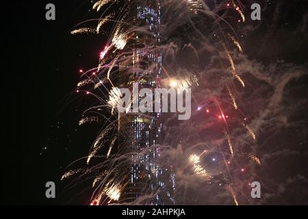 Dubai, Emirati Arabi Uniti. 1a gen, 2020. Fuochi d'artificio sono visti al Burj Khalifa durante i festeggiamenti di Capodanno a Dubai, Emirati Arabi Uniti, il 1 gennaio 2020. Credito: Su Xiaopo/Xinhua/Alamy Live News Foto Stock